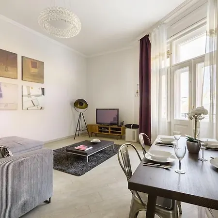 Designer Dream With Balcony At Vaci Street Apartment