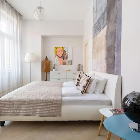 Designer Dream With Balcony At Vaci Street Apartment