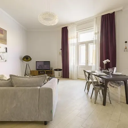 Designer Dream With Balcony At Vaci Street *