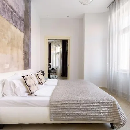 Designer Dream With Balcony At Vaci Street Appartamento Budapest